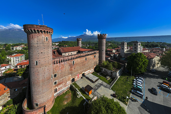 Castello di Ivrea con torri medievali sul centro storico della città, panorama verso l'anfiteatro morenico