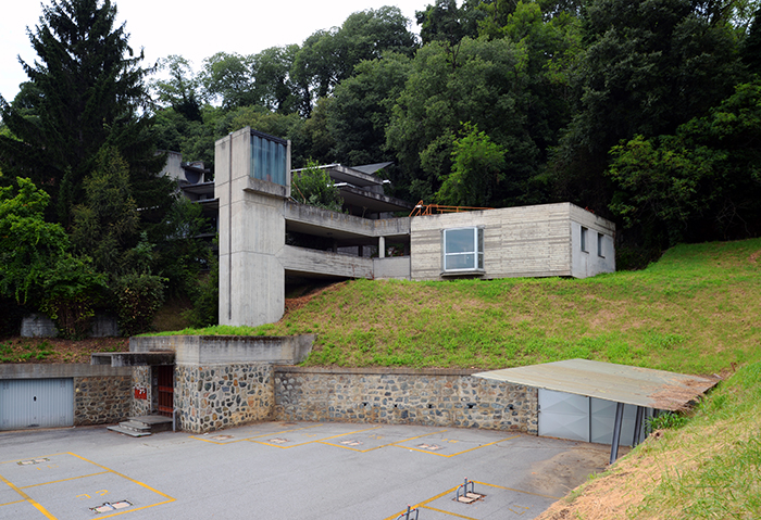 Complesso in cemento armato su pendio boschivo a Ivrea, esempio dell'architettura industriale del territorio