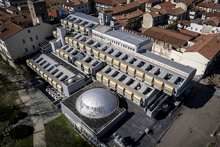 Complesso Olivetti con padiglioni a shed e cupola nel centro di Ivrea, simbolo dell'architettura industriale