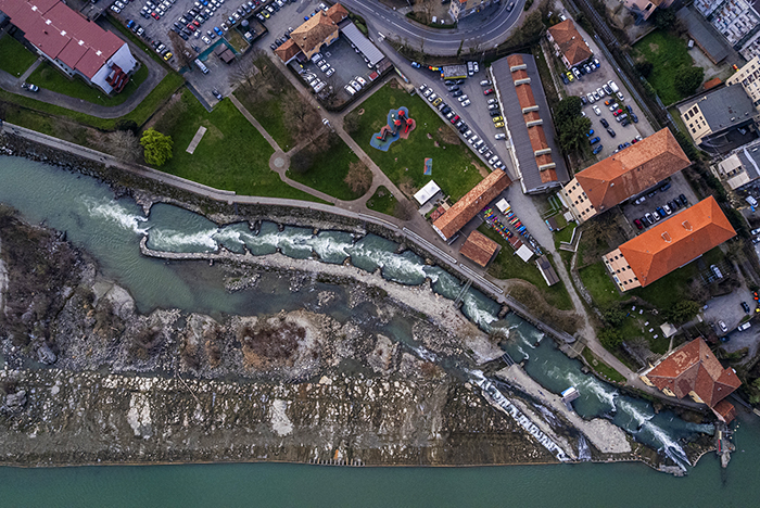 Briglie sul fiume Dora Baltea a Ivrea, vista aerea del lungoriva con cascate e tetti rossi del centro