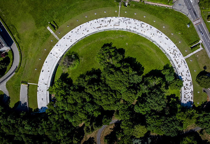Semicerchio pavimentato che incornicia un boschetto nell'Anfiteatro Morenico di Ivrea, veduta aerea