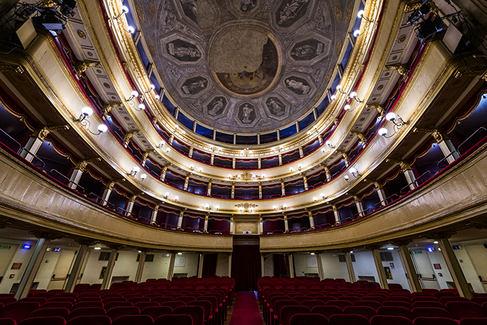 Sala del Teatro Giacosa di Ivrea con platea, file di palchi dorati e soffitto affrescato